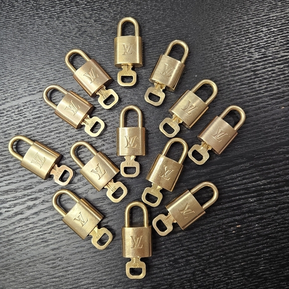 LOUIS VUITTON 322 LOCK AND KEY🔐 - Picture 3 of 6